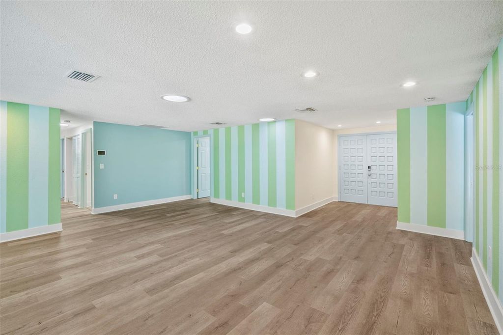 Image 34 of property listing at 14030 79TH AVENUE, Seminole, FL 33776