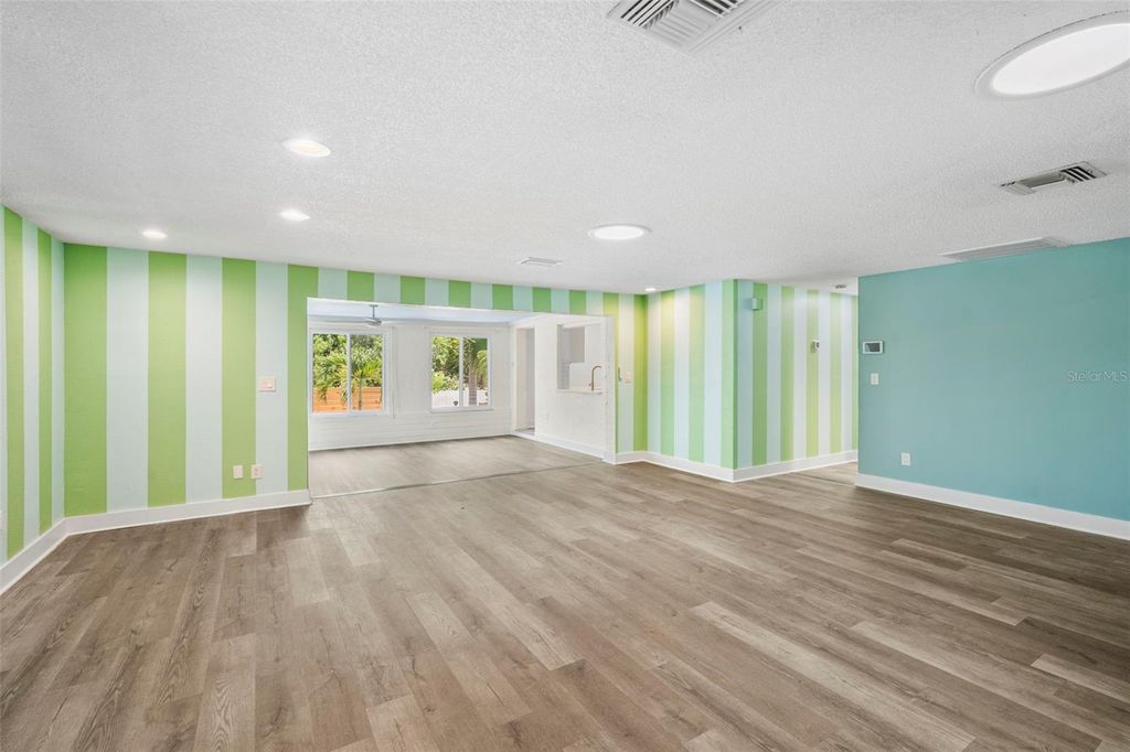 Image 35 of property listing at 14030 79TH AVENUE, Seminole, FL 33776