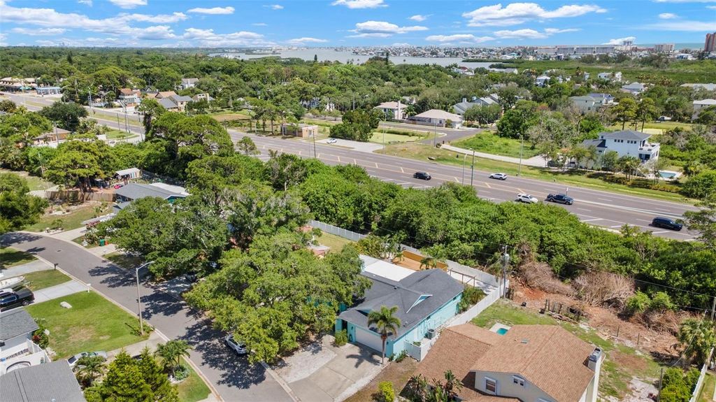 Image 36 of property listing at 14030 79TH AVENUE, Seminole, FL 33776
