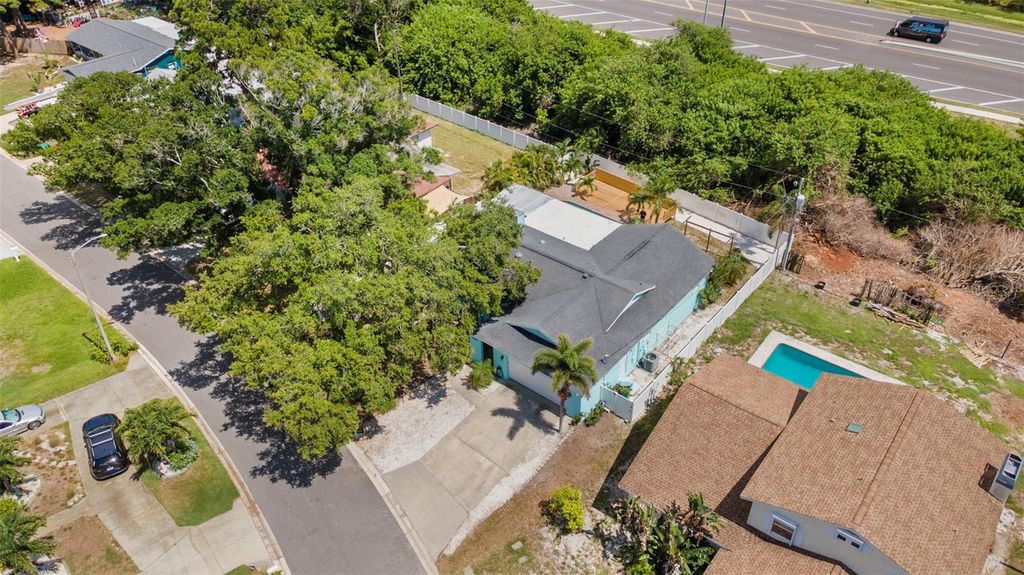 Image 37 of property listing at 14030 79TH AVENUE, Seminole, FL 33776