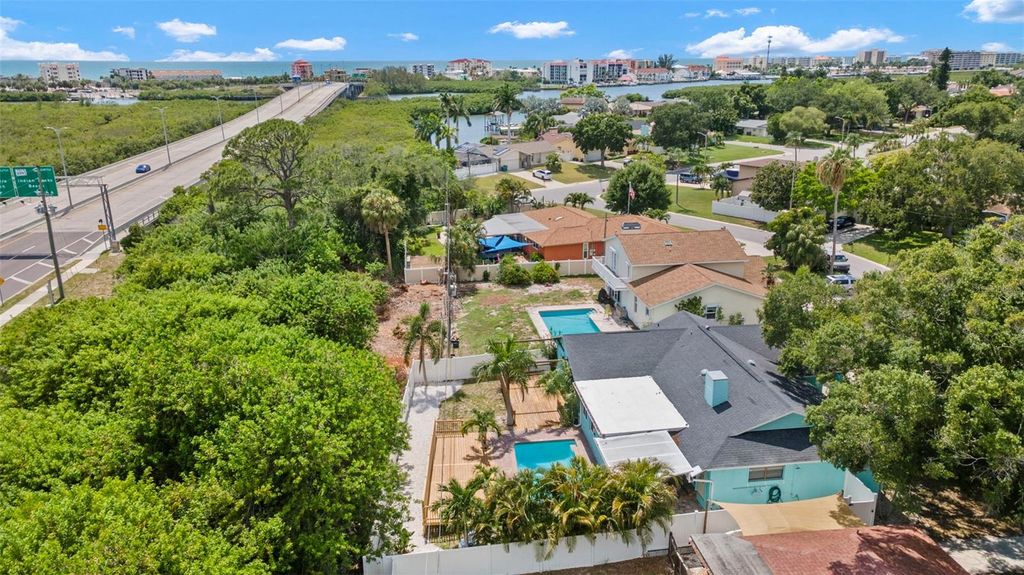 Image 39 of property listing at 14030 79TH AVENUE, Seminole, FL 33776