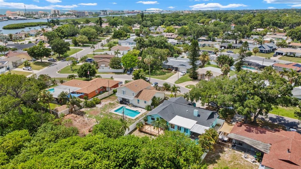 Image 44 of property listing at 14030 79TH AVENUE, Seminole, FL 33776