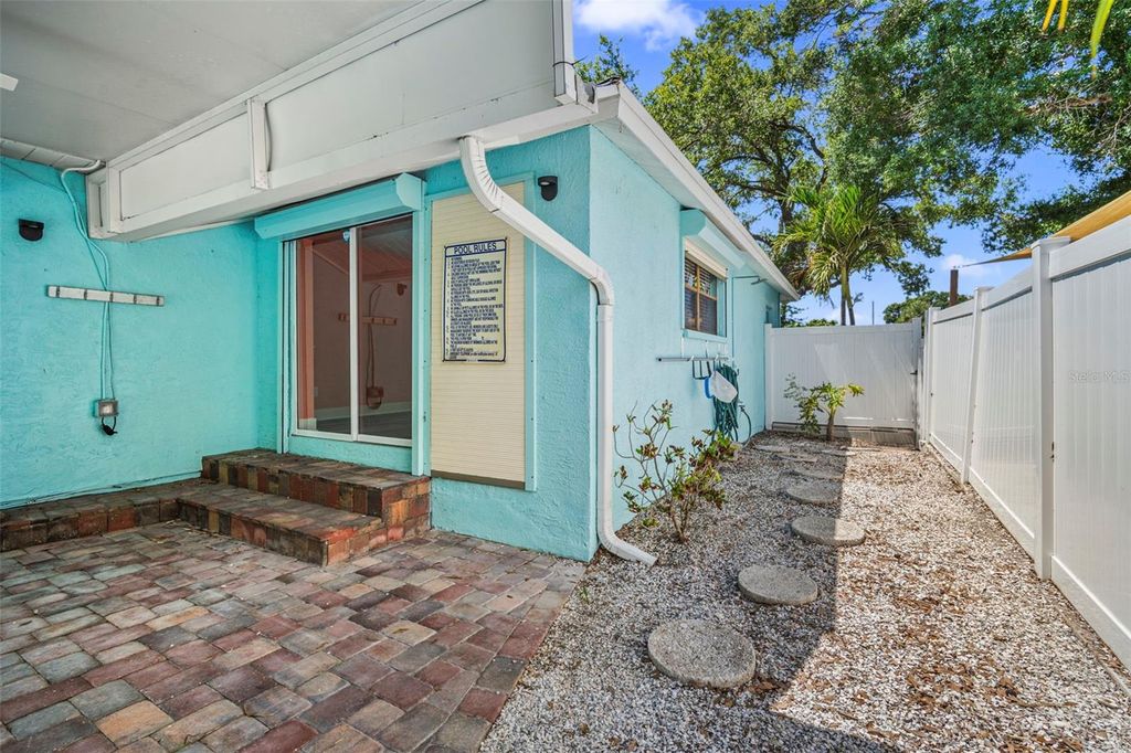 Image 6 of property listing at 14030 79TH AVENUE, Seminole, FL 33776
