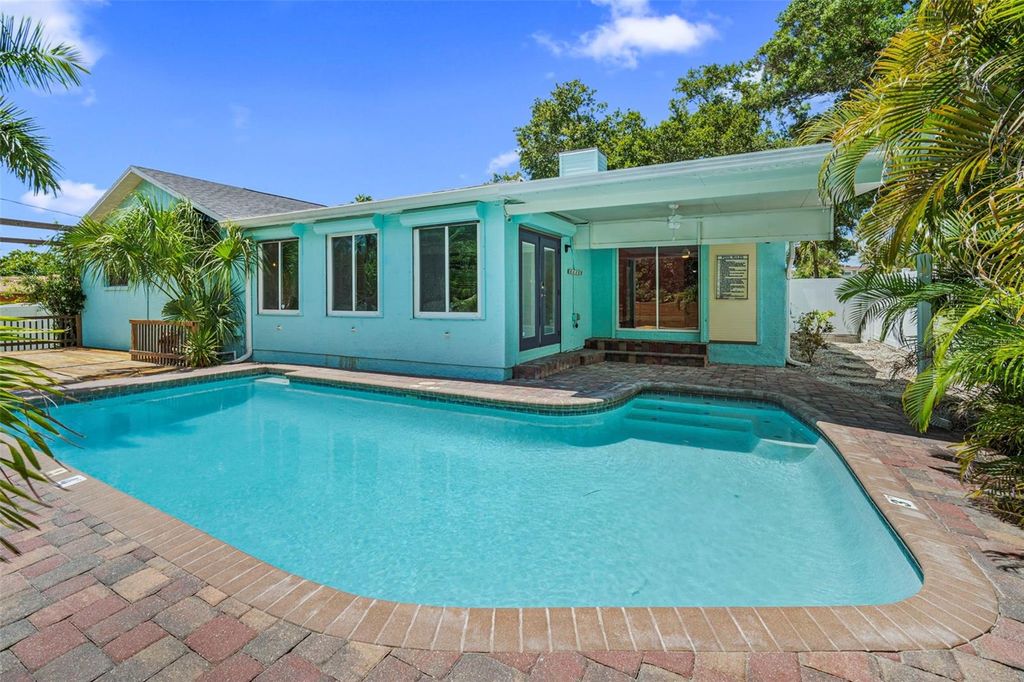 Image 10 of property listing at 14030 79TH AVENUE, Seminole, FL 33776