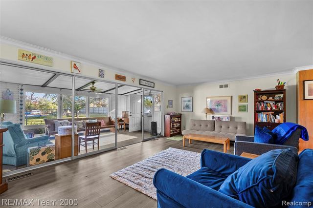 23044 Lake Way, Farmington, MI 48336