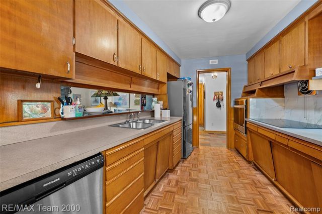 23044 Lake Way, Farmington, MI 48336