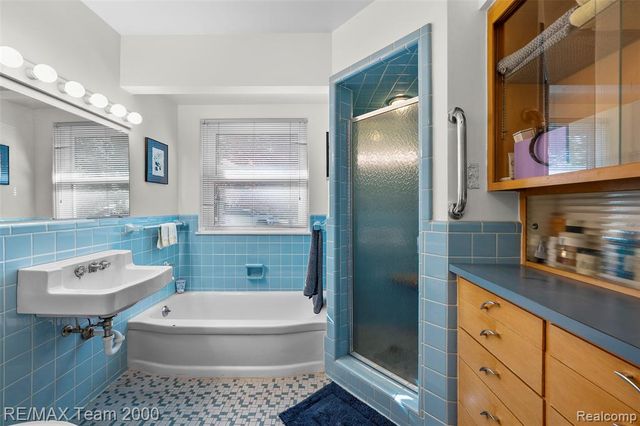 23044 Lake Way, Farmington, MI 48336