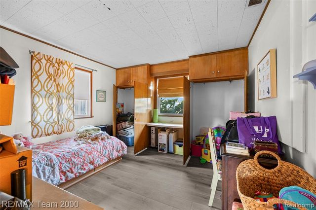 23044 Lake Way, Farmington, MI 48336