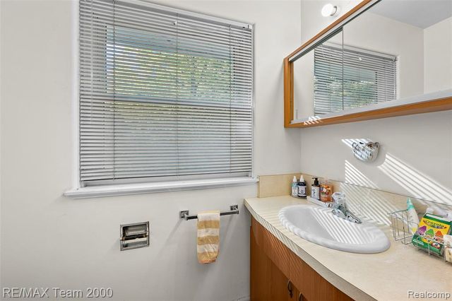 23044 Lake Way, Farmington, MI 48336