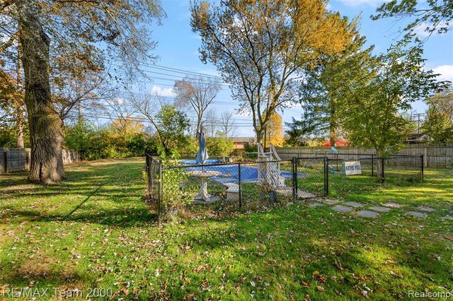 23044 Lake Way, Farmington, MI 48336