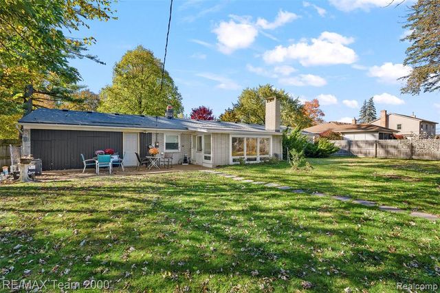 23044 Lake Way, Farmington, MI 48336