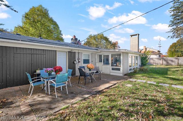 23044 Lake Way, Farmington, MI 48336