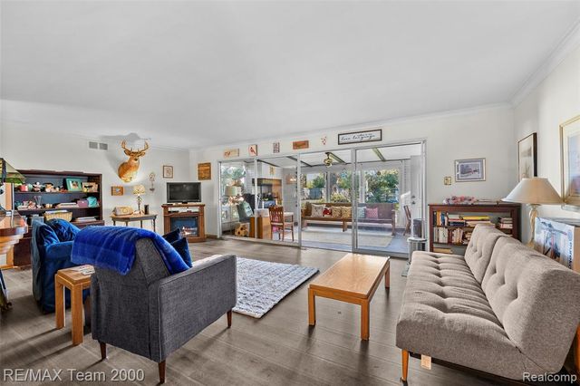 23044 Lake Way, Farmington, MI 48336