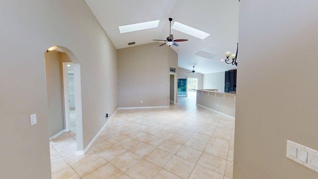 562 SW Saint Martins Cove, Port St. Lucie, FL 34986
