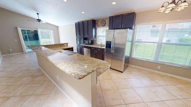 562 SW Saint Martins Cove, Port St. Lucie, FL 34986