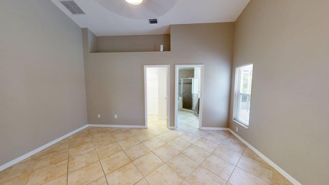 562 SW Saint Martins Cove, Port St. Lucie, FL 34986