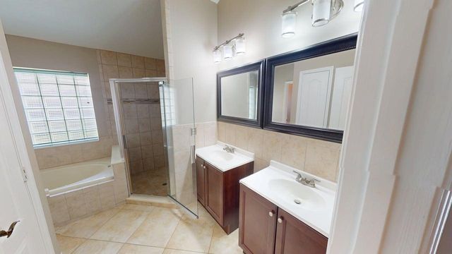 562 SW Saint Martins Cove, Port St. Lucie, FL 34986