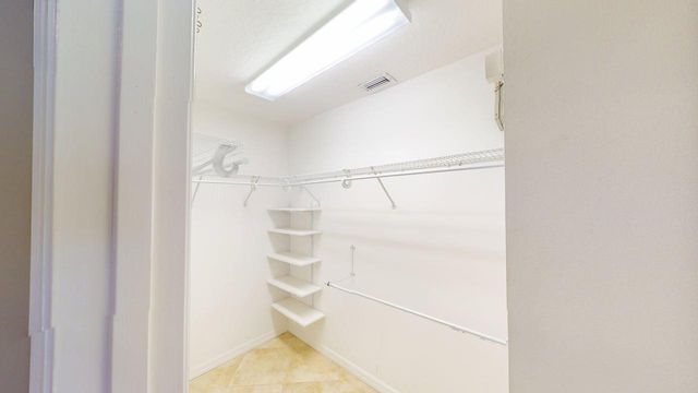 562 SW Saint Martins Cove, Port St. Lucie, FL 34986