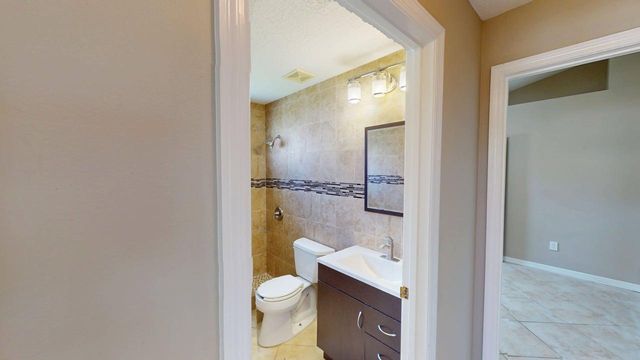 562 SW Saint Martins Cove, Port St. Lucie, FL 34986