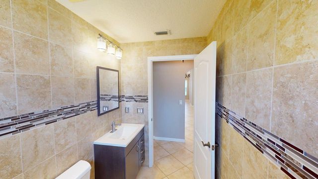 562 SW Saint Martins Cove, Port St. Lucie, FL 34986