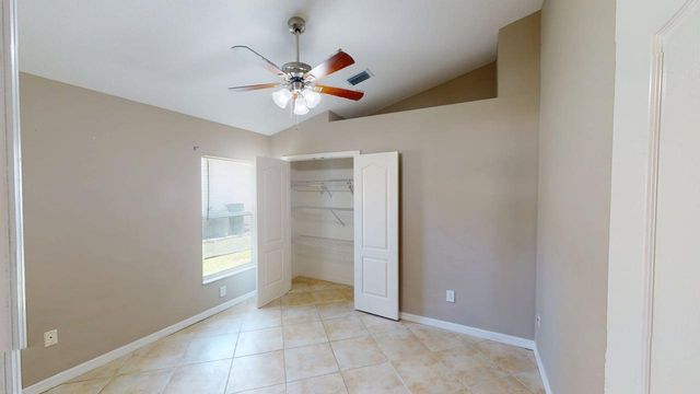 562 SW Saint Martins Cove, Port St. Lucie, FL 34986