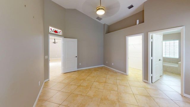 562 SW Saint Martins Cove, Port St. Lucie, FL 34986