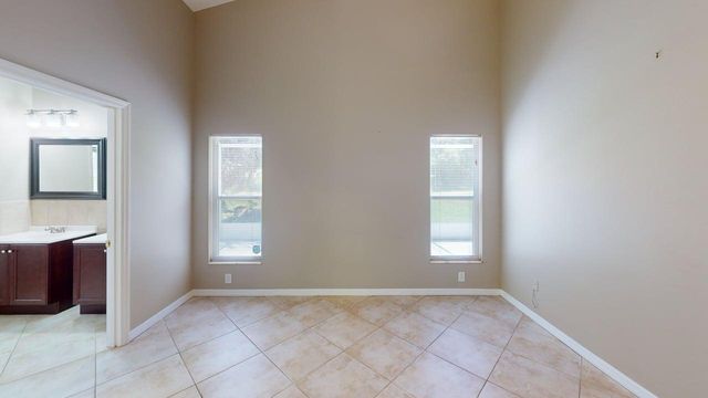 562 SW Saint Martins Cove, Port St. Lucie, FL 34986