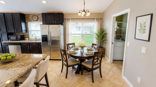562 SW Saint Martins Cove, Port St. Lucie, FL 34986