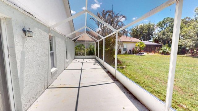 562 SW Saint Martins Cove, Port St. Lucie, FL 34986