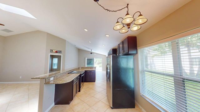 562 SW Saint Martins Cove, Port St. Lucie, FL 34986
