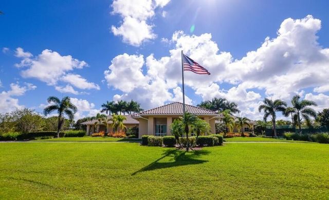 562 SW Saint Martins Cove, Port St. Lucie, FL 34986