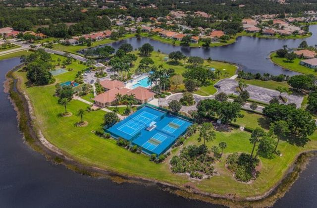 562 SW Saint Martins Cove, Port St. Lucie, FL 34986