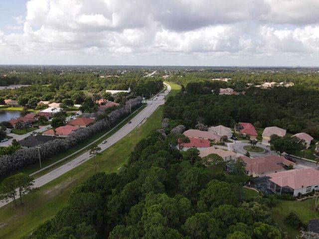 562 SW Saint Martins Cove, Port St. Lucie, FL 34986