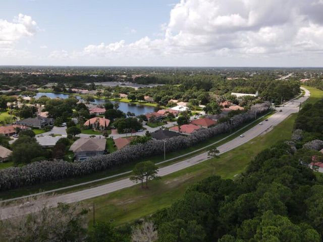 562 SW Saint Martins Cove, Port St. Lucie, FL 34986
