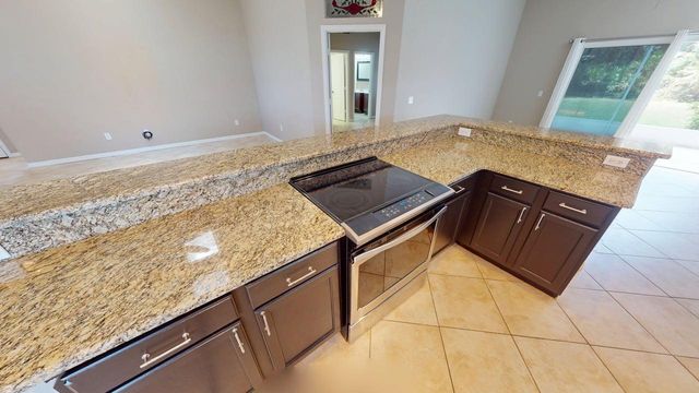 562 SW Saint Martins Cove, Port St. Lucie, FL 34986