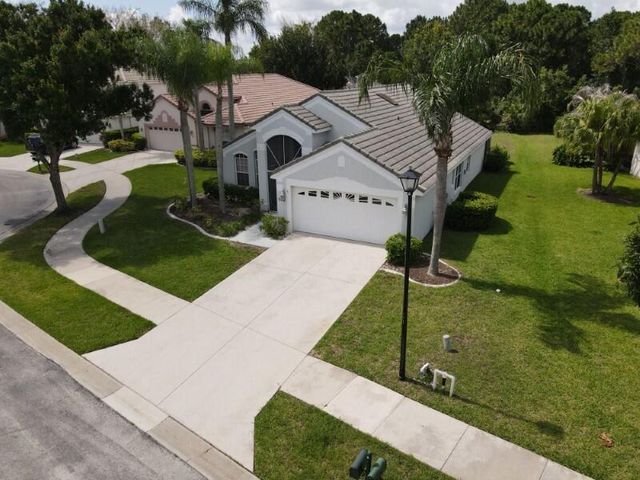 562 SW Saint Martins Cove, Port St. Lucie, FL 34986