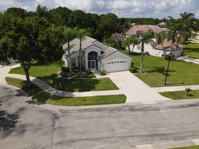 562 SW Saint Martins Cove, Port St. Lucie, FL 34986