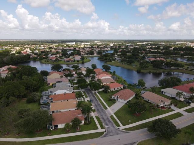 562 SW Saint Martins Cove, Port St. Lucie, FL 34986