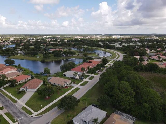 562 SW Saint Martins Cove, Port St. Lucie, FL 34986