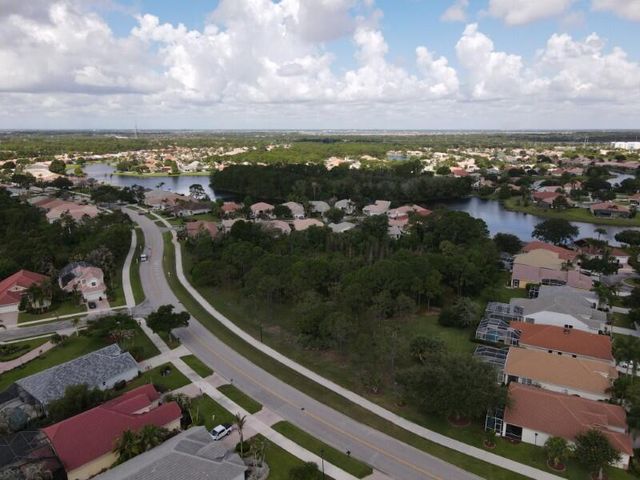 562 SW Saint Martins Cove, Port St. Lucie, FL 34986