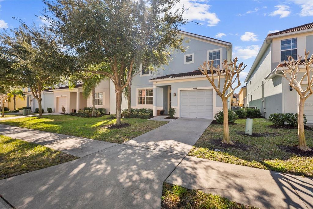 Image 1 of property listing at 8960 BISMARCK PALM RD, Kissimmee, FL 34747
