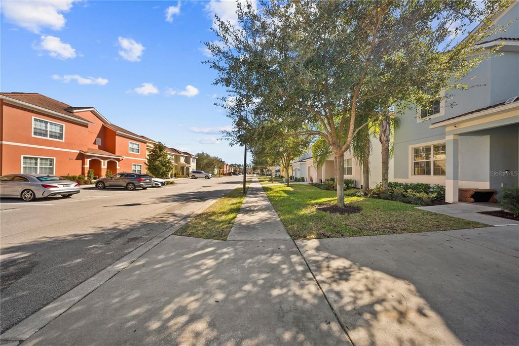 Image 2 of property listing at 8960 BISMARCK PALM RD, Kissimmee, FL 34747