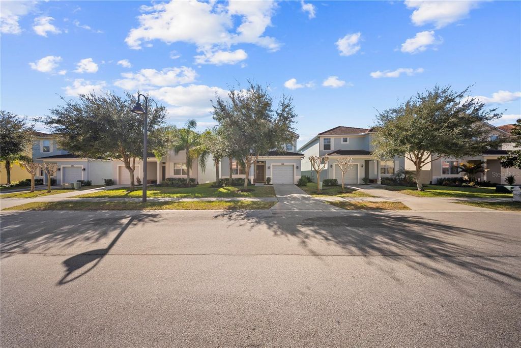 Image 3 of property listing at 8960 BISMARCK PALM RD, Kissimmee, FL 34747
