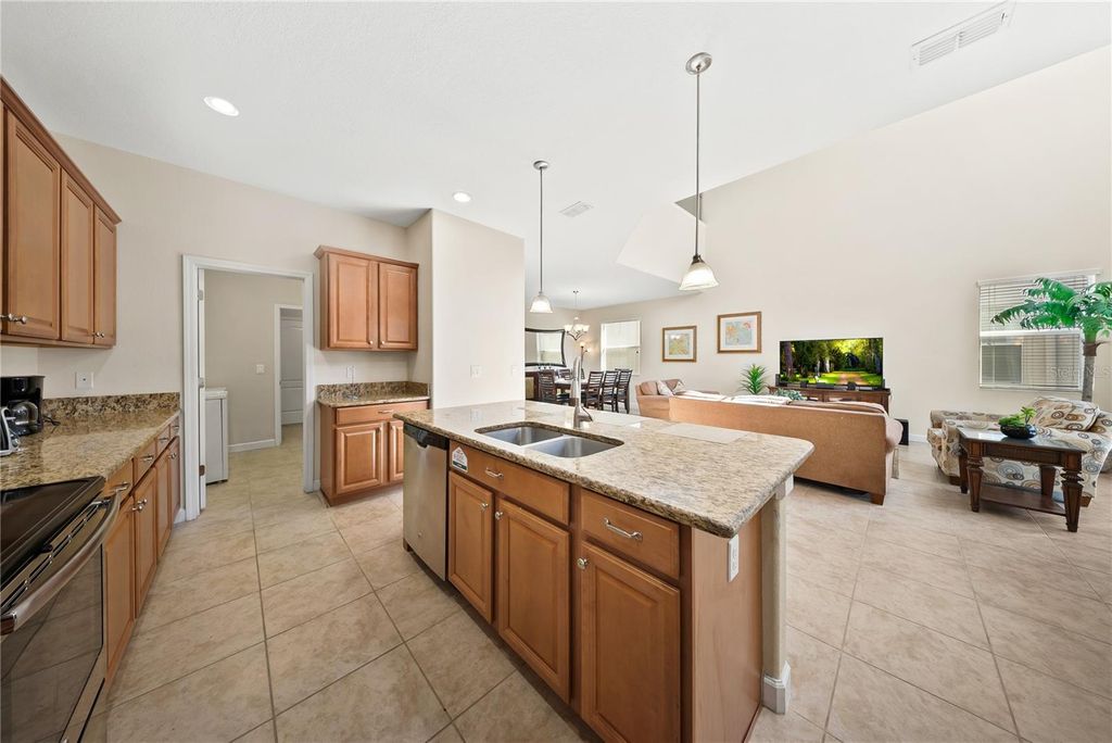 Image 21 of property listing at 8960 BISMARCK PALM RD, Kissimmee, FL 34747