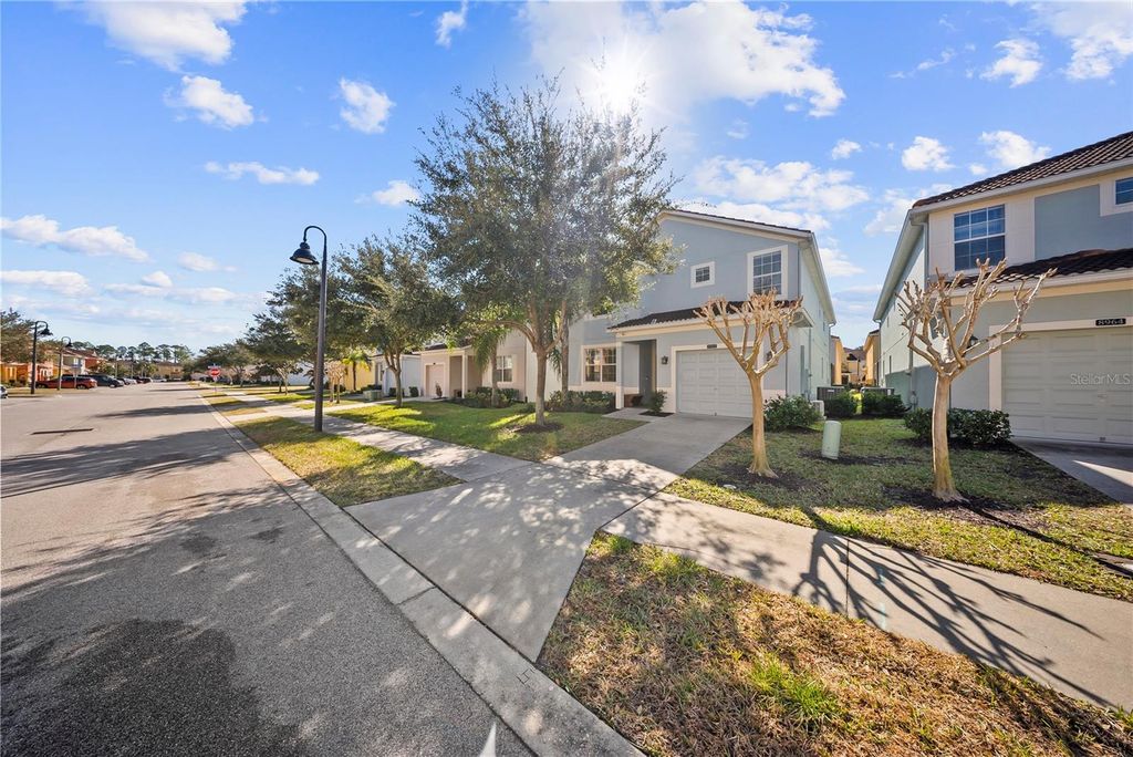 Image 4 of property listing at 8960 BISMARCK PALM RD, Kissimmee, FL 34747