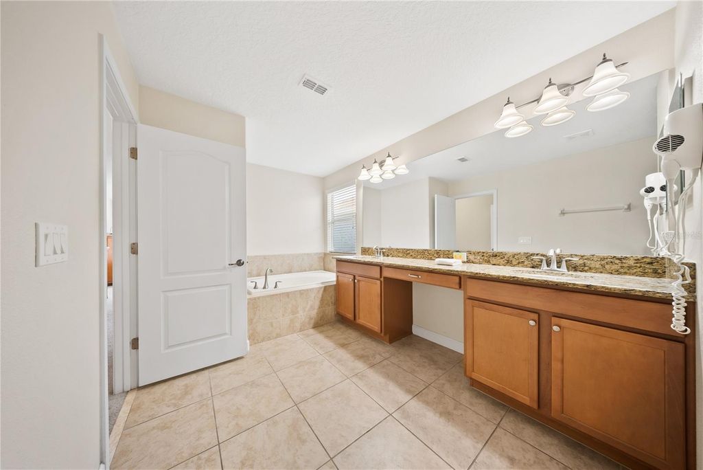 Image 37 of property listing at 8960 BISMARCK PALM RD, Kissimmee, FL 34747