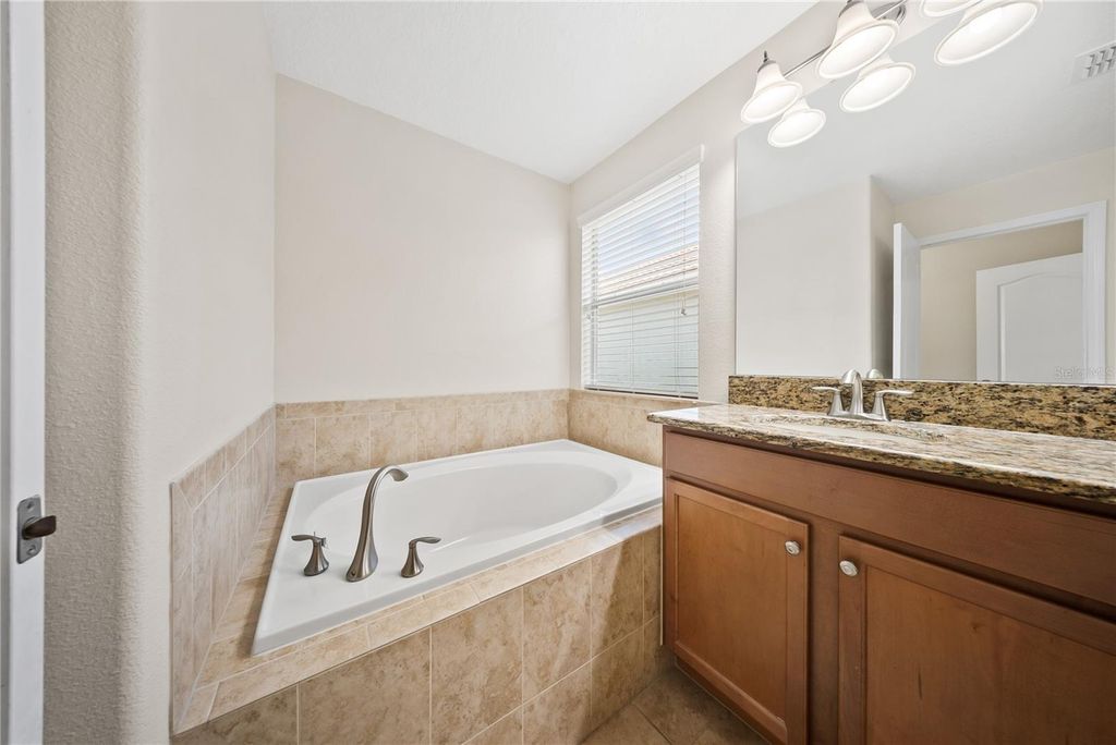 Image 39 of property listing at 8960 BISMARCK PALM RD, Kissimmee, FL 34747