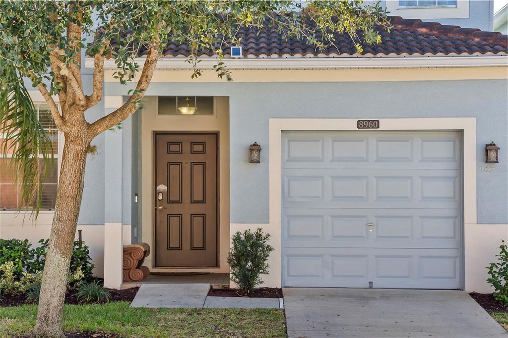 Image 5 of property listing at 8960 BISMARCK PALM RD, Kissimmee, FL 34747