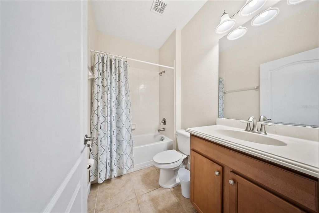 Image 10 of property listing at 8960 BISMARCK PALM RD, Kissimmee, FL 34747