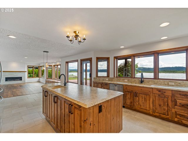 954 S A St, Washougal, WA 98671